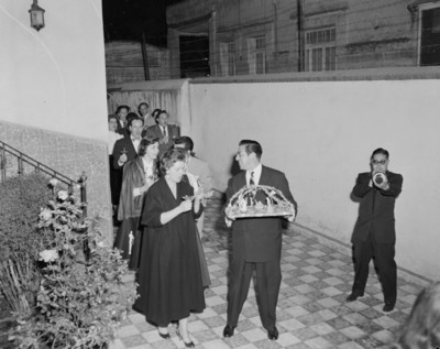 Ejecutivos y mujeres piden posada con peregrinos