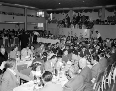 Gente convive durante reunión social, vista general