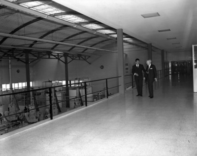 Empresarios conversan durante visita a empacadora del INPI