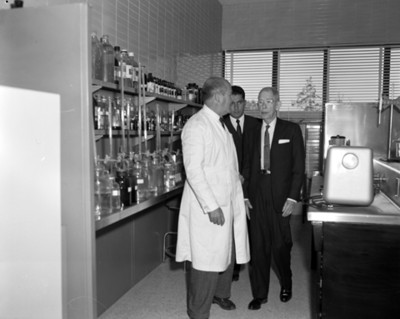 Empresarios en laboratorio de la empacadora del inpi