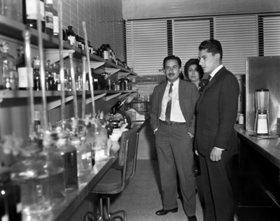 Empresarios en un laboratorio