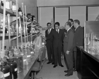 Hombres en un labortorio