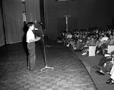 Niño habla gente a grupo de alumnos