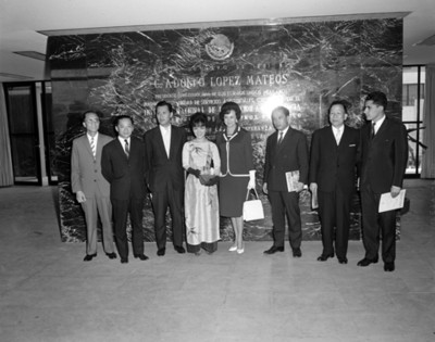 Eva Sámano acompañada de una mujer y empresarios, retrato