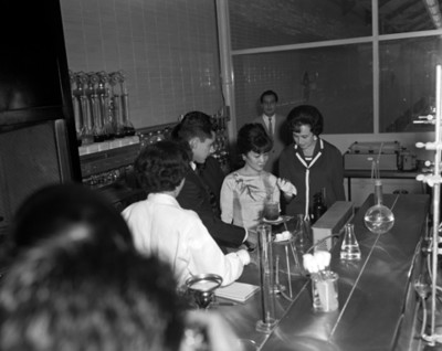 Eva Sámano y mujer en el laboratorio del INPI