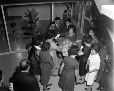 Mujer entrega ramo de flores a Eva Sámano al retirarse de una ceremonia