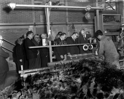 Octaviano Campos Salasa y empresarios observan maquinaria industrial