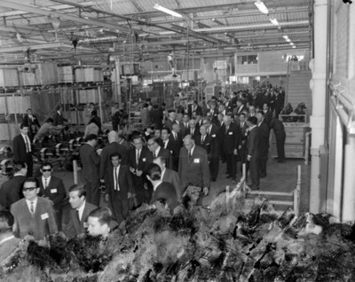 Octaviano Campos Salas y empresarios recorren instalación industrial