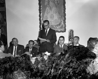 Empresario lee durante banquete en un salón