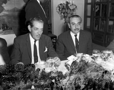 Empresarios durante banquete en eun salón