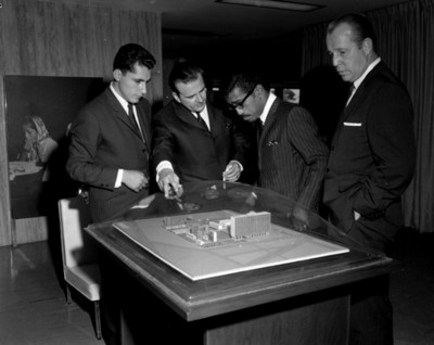 Empresarios observan una maqueta del INPI