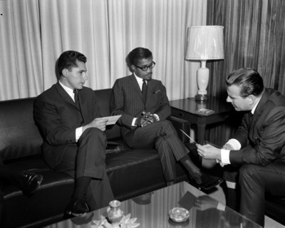 Empresarios conversan en una oficina, retrato