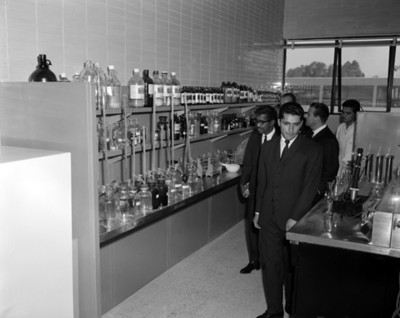 Empresarios en el laboratorio del INPI