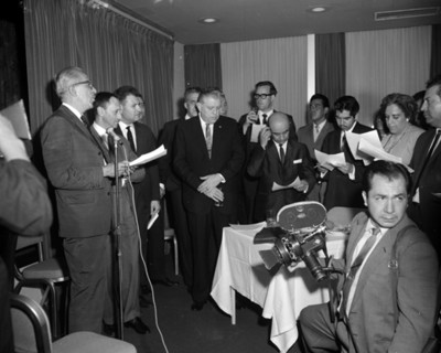Hombre pronuncia discurso durante conferencia Dina