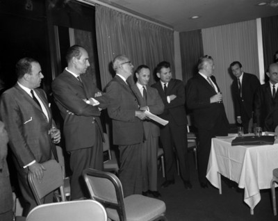 Hombres en confernecia Dina, vista parcial