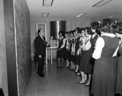Mujeres y Hombre en un salón del INPI