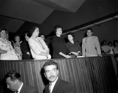 Sra. Eva Sámano junto a mujeres