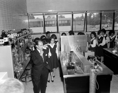 Estudiantes durante recorrido por un laboratorio