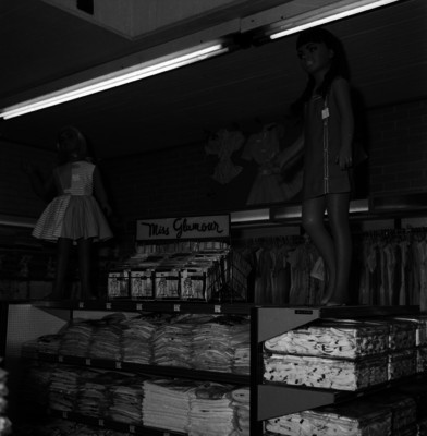 Maniquíes y anaqueles con prendas de vestir, en el departamento de niños, en una tienda