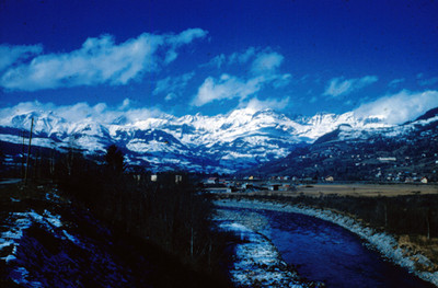 Rio en el valle de Chamonix, entre montañas nevadas