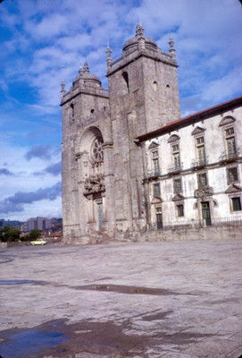 Vista lateral de la Catedral de Oporto