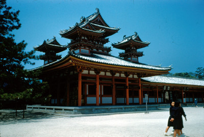 Mujeres caminan por el exterior de la Pagoda