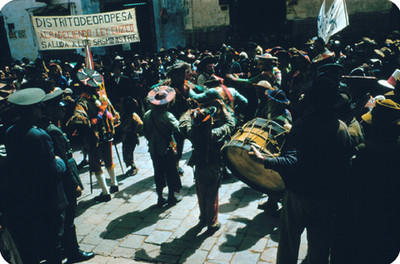Danzantes incas durante festividad en una calle