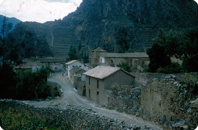 Casas habitacion construidas dentro de la zona arqueologica de
