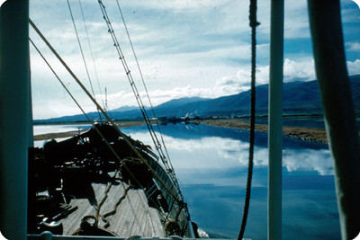Proa de un bote y laguna, vista parcial