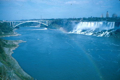 Rio y Cataratas del Niagara, paisaje con arcoiris