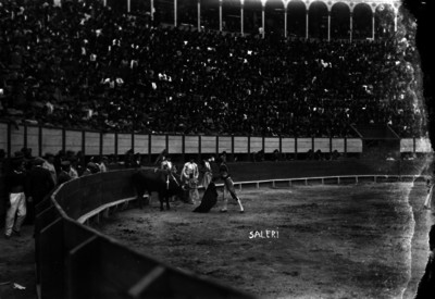Saleri, toreando de capa durante una corrida en la plaza de toros la Condeza