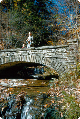 Edith Sophie e hijos en puente sobre un rio, retrato de grupo