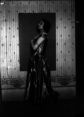 Esposa de Sayrols posando en un estudio fotográfico, retrato