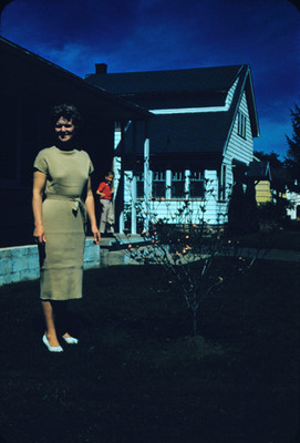 Edith en el jardin de una casa, retrato