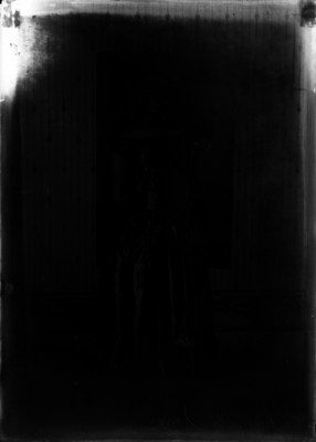 Esposa de Sayrols en un estudio fotográfico, retrato
