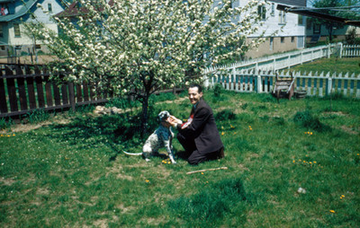 Arsen con un perro en el jardin de una casa