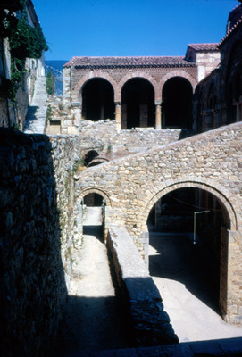Vista de arcadas al interior del Monasterio St. Luke