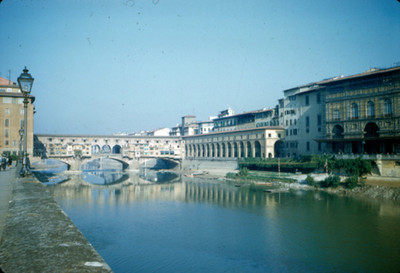 Vista del Puente Vecchio desde el otro lado del rio Arno