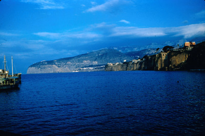 Embarcacion navega cerca de las costas de Sorrento