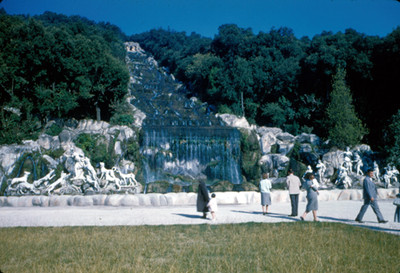 Personas caminan por la fuente de Diana y Acteon