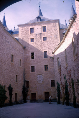 Castillo de Alcazar, patio y muros