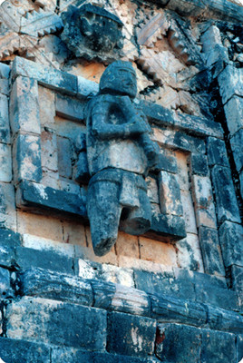 Edificio poniente del Cuadrangulo de las Monjas, con figura antropomorfa, detalle