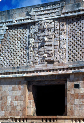 Edificio Poniente, detalle del mascaron