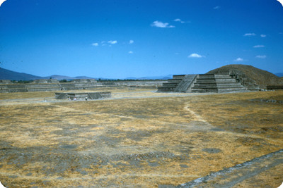 Monticulos anexos a la piramide de la Luna, vista parcial