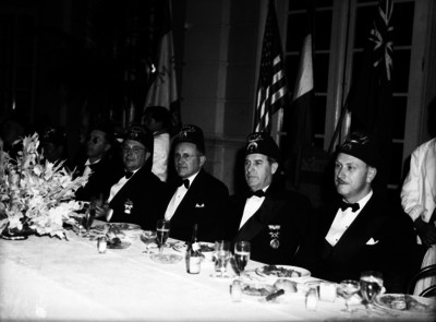 Músicos de la banda norteamericana Shainers durante un banquete, retrato de grupo