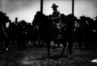 Francisco Serrano monta a caballo con otros hombres en un rancho