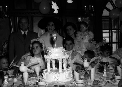 Sevilla Sacasa con mujeres y niños en una fiesta de cumpleaños, retrato de familia