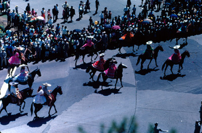 Contingente de charros a caballo desfila por calles de la ciudad