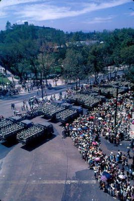 Camiones militares desfilan frente al Castillo de Chapultepec en Paseo de la Reforma