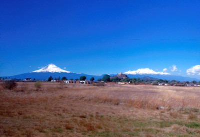 Popocatepetl, Iztlaccihuatl y la Iglesia de Nuestra Señora de los Remedios, panorámica